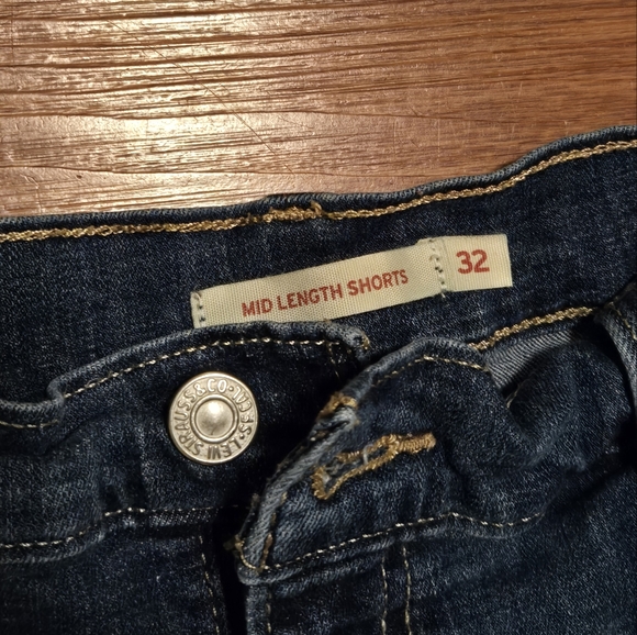 Levis Strauss mid length Jean shorts Size 32 rolled cuff hem - Picture 3 of 3